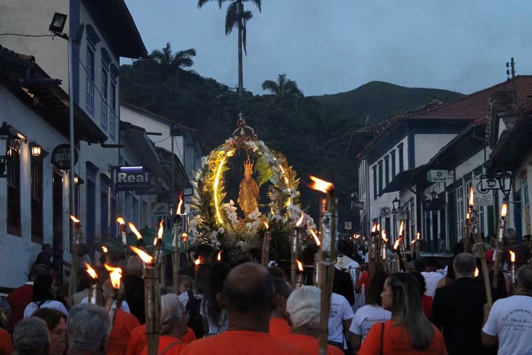 Procissão luminosa de Nossa Senhora pelas ruas históricas de Sabará
